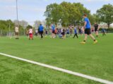 Laatste training S.K.N.W.K. JO9-1 van seizoen 2022-2023 (partijtje tegen de ouders) (76/178)